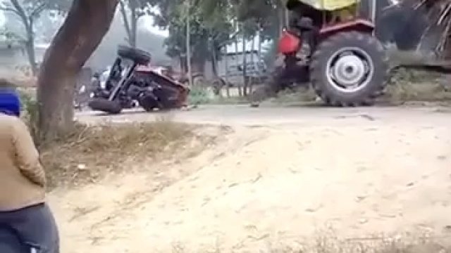 Traktor zaciął się, więc próbowali go ruszyć