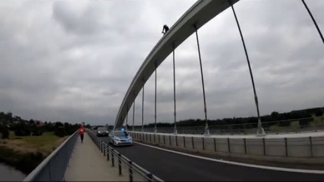 Idiota wjechał na motocyklu na łuk mostu
