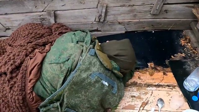 Rosyjski żołnierz myśli, że Ukraińcy go nie złapią jak się nie odwróci