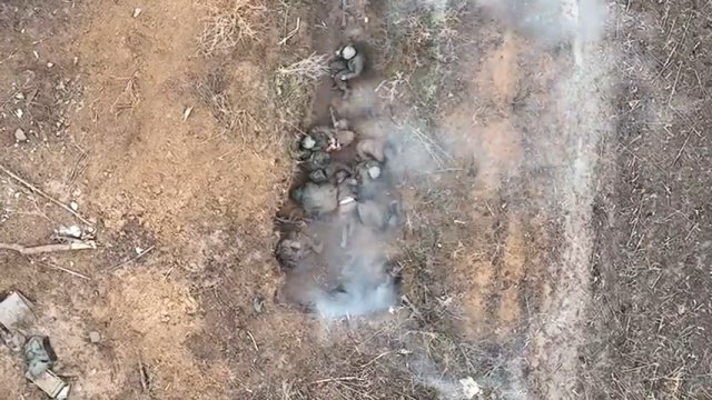 Ukraiński dron zrzuca granat na dużą grupę rosyjskich żołnierzy w okopie