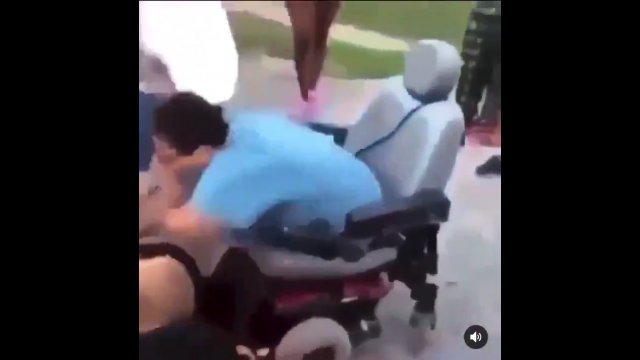 Inwalida wyskoczył z wózka, aby pomóc swojej siostrze w bójce [WIDEO]