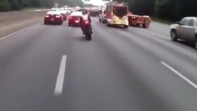 Motocyklista pędził pomiędzy autami. Kierowca go nie zauważył i doszło do wypadku
