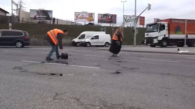 Aktywistka poślizgnęła się na oleju, który sama rozlała na drodze