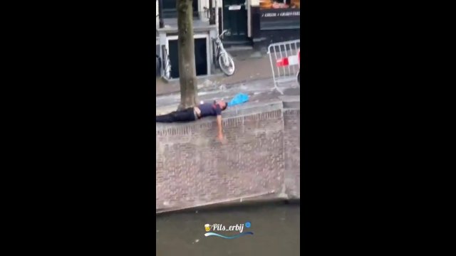 Natychmiastowe otrzeźwienie! Pijany turysta wpadł do kanału w Amsterdamie [WIDEO]
