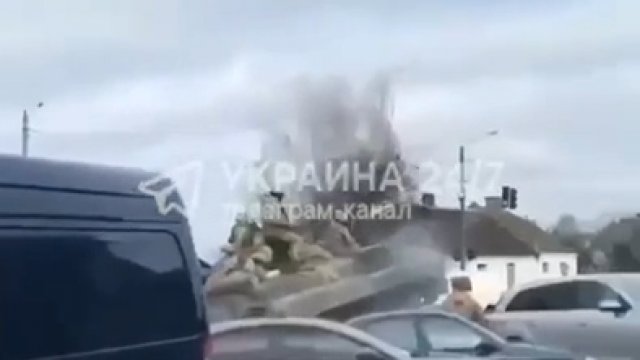 Rosyjskie czołgi przejeżdżają po samochodach w ukraińskim mieście