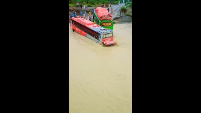 Kierowca autobusu próbował przejechać przez zalaną drogę