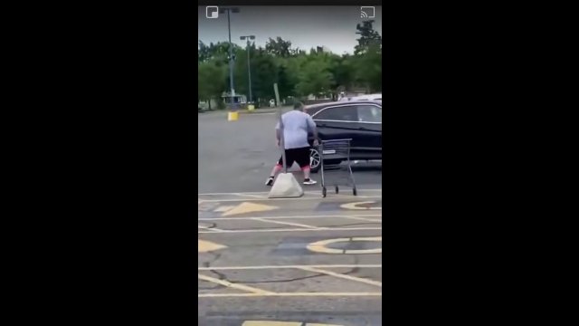 Agresor podczas sprzeczki parkingowej zostaje potraktowany jak kręgle