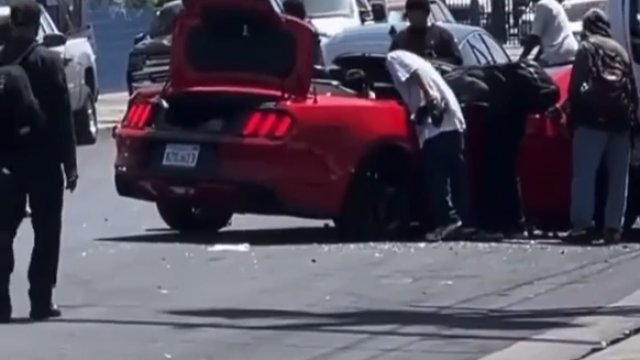 Samochód w Los Angeles zostaje splądrowany po wypadku