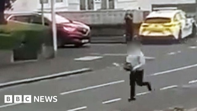 Muzułmanin z piłą łańcuchową goni policjanta w UK [WIDEO]