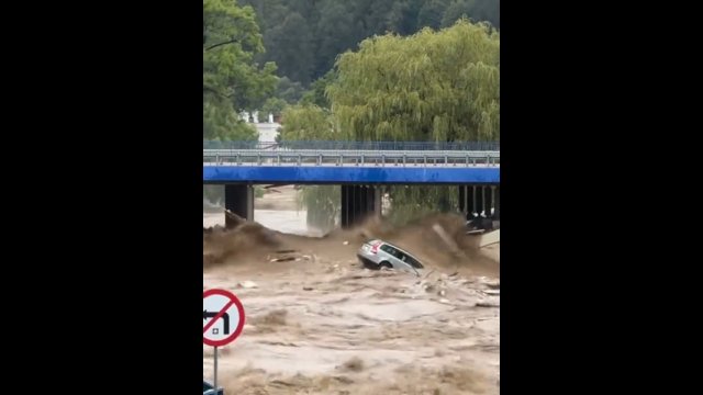 Koszmar w Lądku-Zdroju. Fala powodziowa porwała samochód [WIDEO]