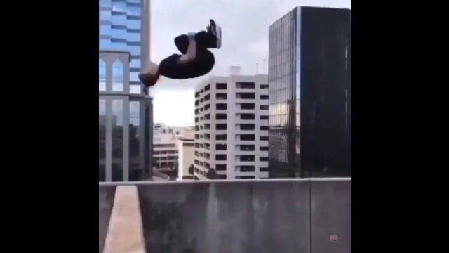 Chłopak zrobił ryzykowane salto na wysokości 10 pięter nad ziemią