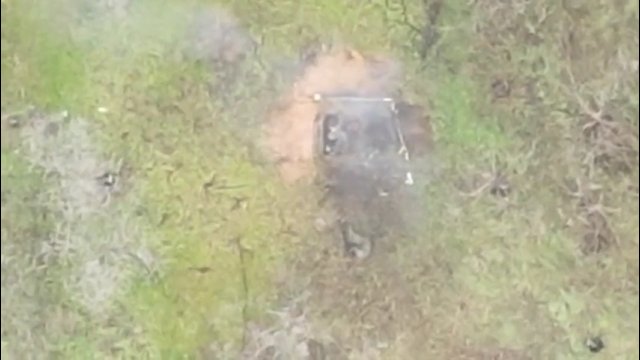 Ukraiński dron zrzuca granat VOG-17 na 2 rosyjskich żołnierzy