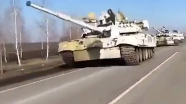 Rosyjskie czołgi jadą w kierunku Doniecka