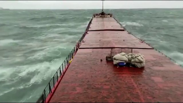Ostatnie sekundy ukraińskiego statku towarowego przed pęknięciem na pół i zatonięciem