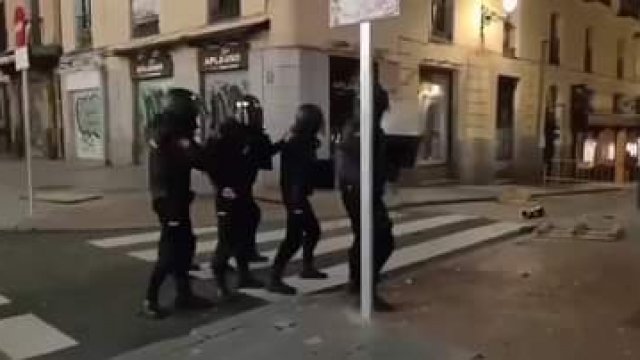 Tego nie zobaczysz w mediach. Tak wyglądają protesty w Hiszpanii...