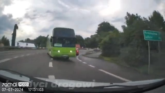 Kierowca zawodowy zapomniał o fizyce. Autokar jechał prosto na czołówkę [WIDEO]