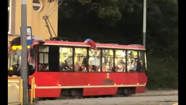 O włos od tragedii! Mężczyzna jechał na dachu tramwaju w Chorzowie! [WIDEO]