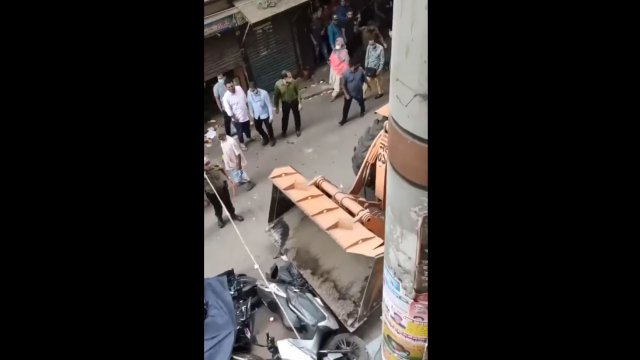 Tak sobie radzą z nieprawidłowo zaparkowanymi skuterami w Indiach