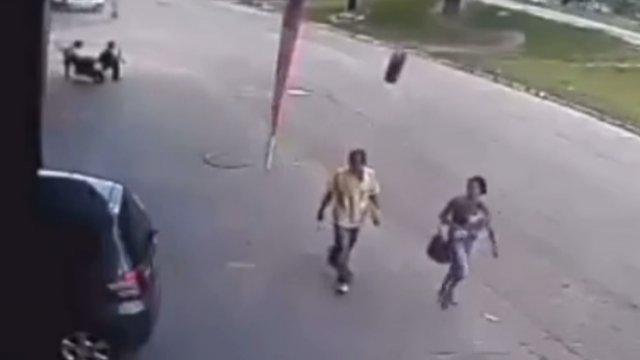 Idący chodnikiem mężczyzna zostaje uderzony oponą w głowę
