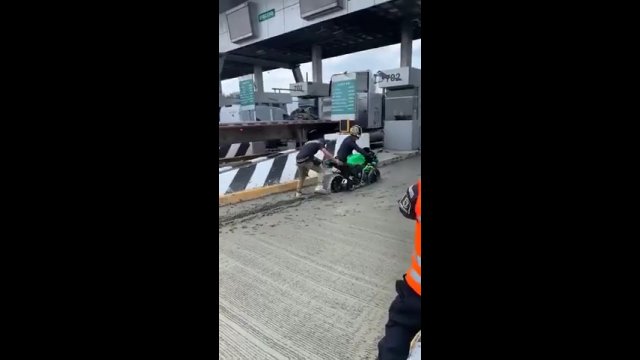 Motocyklista zignorował znaki (i rozsądek), wjechał w świeży beton…