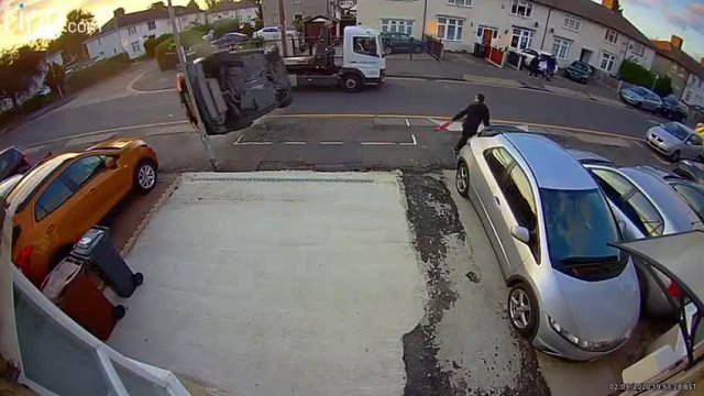 Facet ucieka przed dachującym samochodem