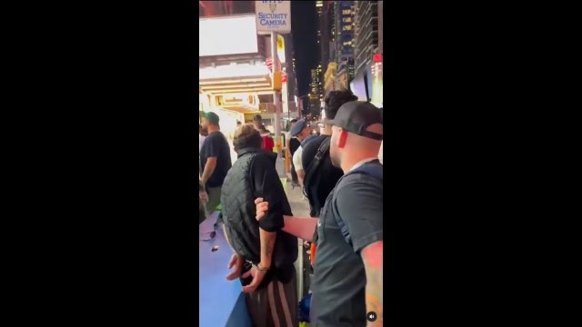 Taniaki z nowojorskiej policji aresztowali gang kieszonkowców na Times Square [WIDEO]
