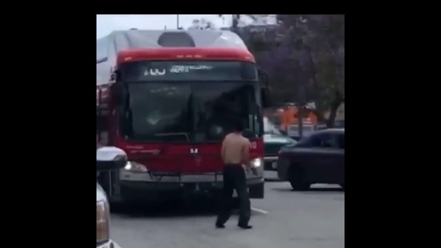 Rzucał kamieniami w szyby autobusu. Pasażerowie postanowili dać mu nauczkę