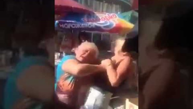 Typowy dzień w Rosjii czyli walka blondynki z babcią na targowisku.