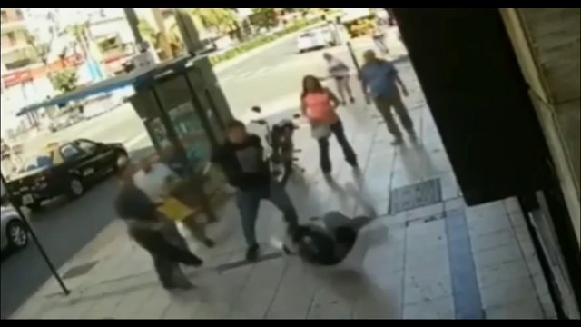 Chłopak zaatakował staruszka na ulicy. Przechodzień znokautował cwaniaczka
