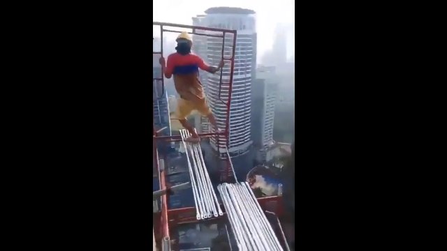 Malezyjscy robotnicy pracują na wieżowcu bez żadnych środków ostrożności