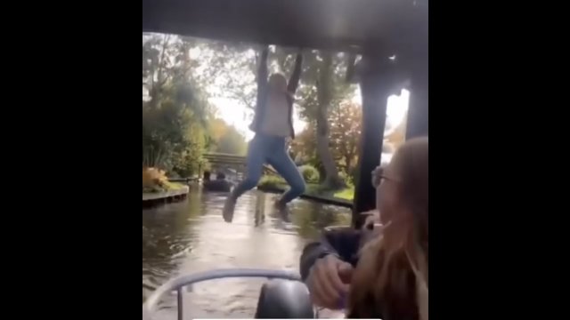 Dziewczyna zawiesiła się na moście i nie zdążyła wrócić do łódki