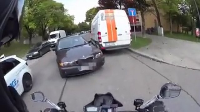 Złośliwy kierowca uderzył prosto w motocyklistę