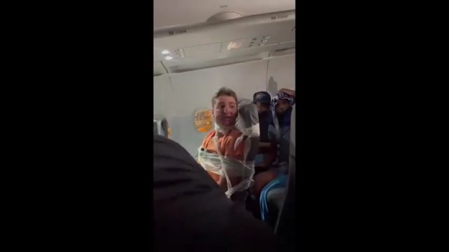 Pijany pasażer obmacywał stewardessy, a potem uderzył. Obsługa przywiązała go i zakneblowała