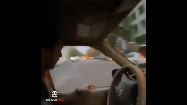 Wyciągnął rękę przez okno próbując zatrzymać samochód przed uderzeniem w inne auto