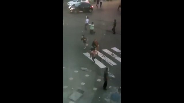Iran: policjant strzela na oślep do tłumu po tym, jak został pobity.
