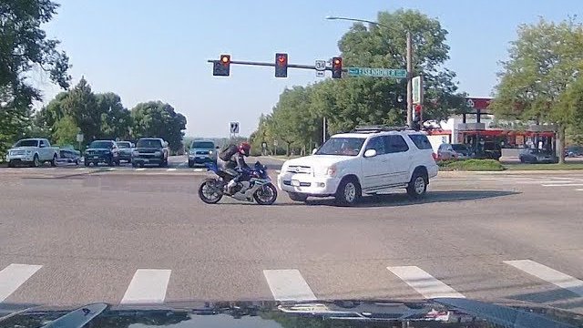 SUV vs motocykl - czyli widowiskowy wypadek