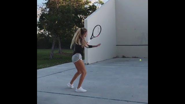 Przyjemna dla oka lekcja tenisa