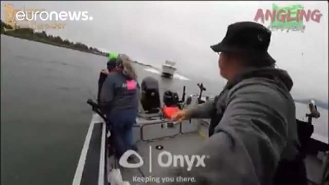 Wędkarze wyskakują z łódki chwilę przed zderzeniem [WIDEO]
