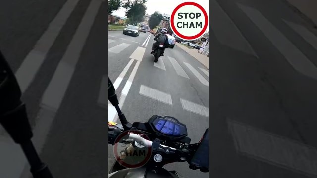 Tak się kończy wyprzedzanie aut w korku na motocyklu