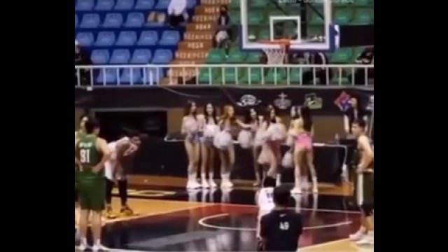 Cheerleaderki robiły co mogły, aby rozproszyć zawodnika przeciwników [WIDEO]