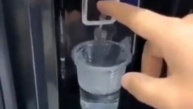 Nauka obsługi automatu z wodą