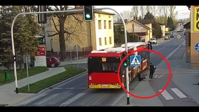 Bezmyślny żart. Wepchnęła koleżankę pod koła autobusu [WIDEO]