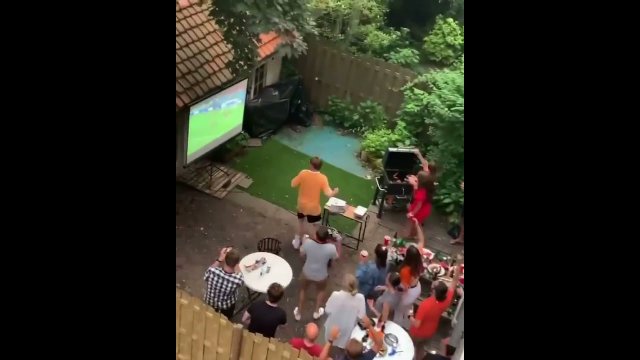 Holenderscy fani naśmiewają się z sąsiadów którzy oglądają mecz z opóźnieniem