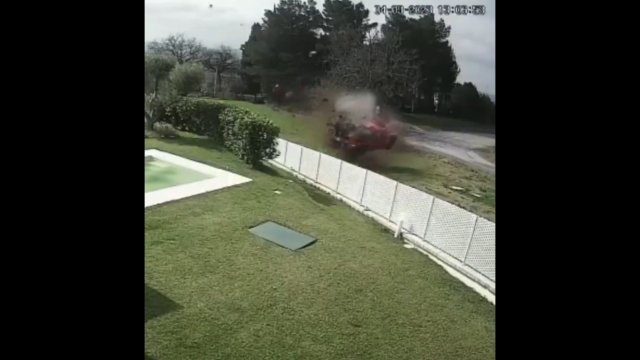 Kosztowny wypadek! Dwa Ferrari wypadły z drogi i uderzyły w ogrodzenie