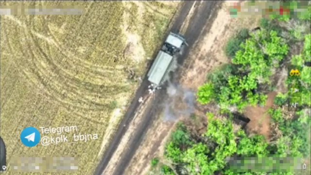Ukraiński dron zrzucił amunicję na grupę rosyjskich żołnierzy, raniąc wiele osób.