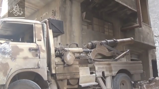XIX-wieczna armata na ciężarówce. Tak wygląda wojna w Syrii! [WIDEO]