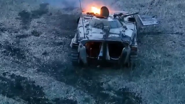 Ukraiński dron obserwuje załogę ukrywającą się pod płonącym rosyjskim BMP-1