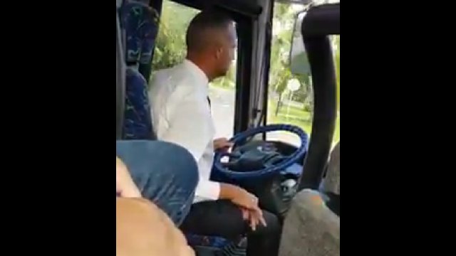 Subtelny kierowca autobusu i jego zmiana biegów z prawdziwą gracją [WIDEO]