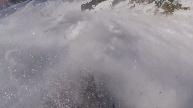 Snowboardzista ucieka lawinie śnieżnej którą sam wywołał