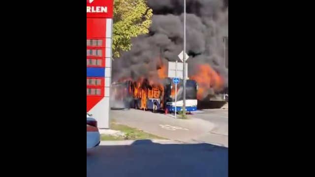 Nagły pożar autobusu MPK przy stacji paliw w Krakowie [WIDEO]